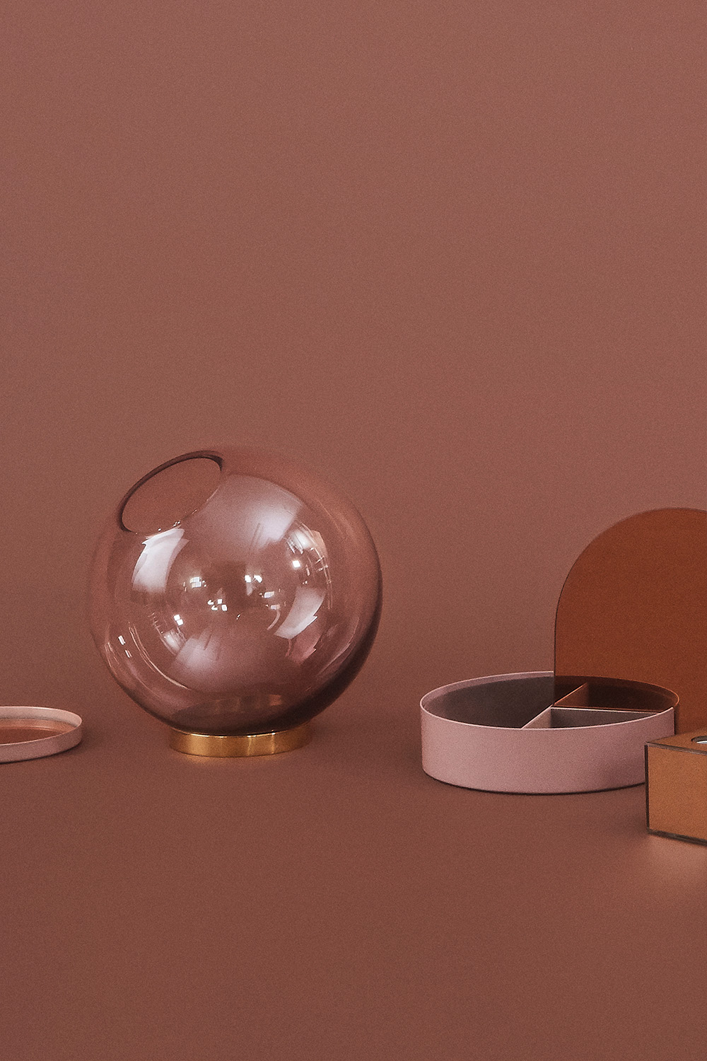 GLOBE vase avec pied GLOBE vase avec pied
